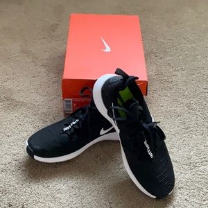 NWOT Size 7 Women’s Nike Sneakers